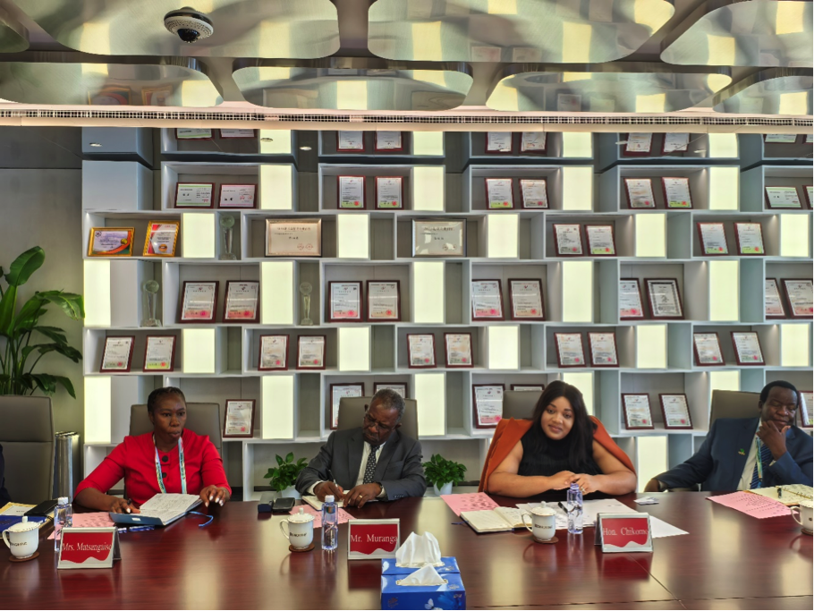 津巴布韦副外长到访米兰milan集团总部