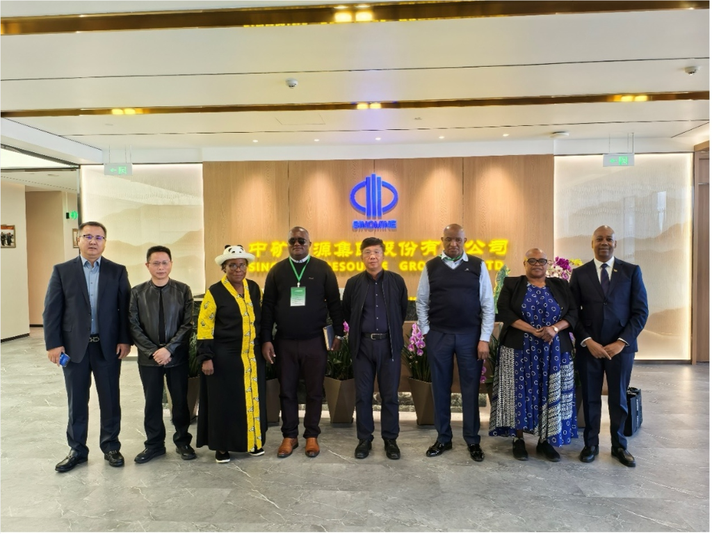 津巴布韦马斯温戈省省长一行到访米兰milan集团总部